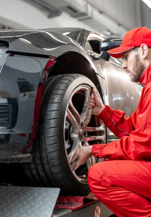 car-service-worker-changing-wheel-e1639497233833 car-service-worker-changing-wheel-e1639497233833